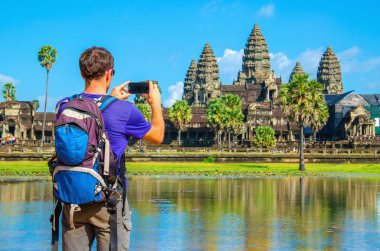 Genç adam alarak fotoğraf Angkor Wat, Kamboçya