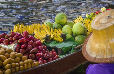 Küçük tekne ile renkli meyve, Tayland yüklü