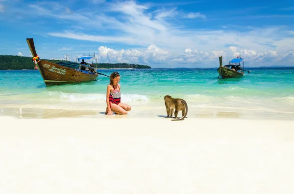 Barco de cola larga, monos esperando comida, Tailandia — Foto de Stock