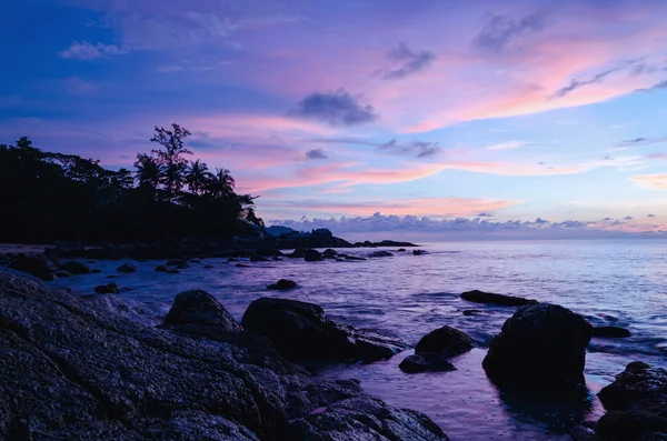 Matahari terbenam ungu di pantai eksotis, Phuket, Thailand — Stok Foto