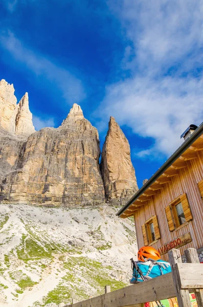 Shelter and climbing gear under Tre Cime — Stock Photo, Image