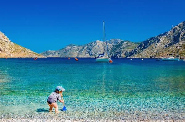 Unidentified child playing at sea bay, Greece — Stock Photo, Image