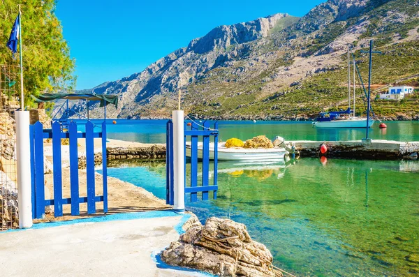 Liten hamn med båt och blå porten, Grekland — Stockfoto