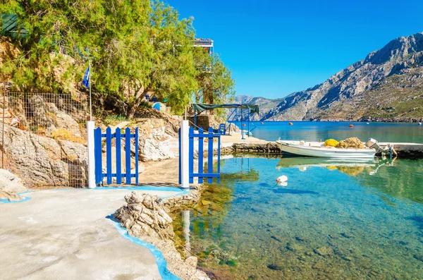 Kleine haven met blauwe houten hek, Griekenland — Stockfoto
