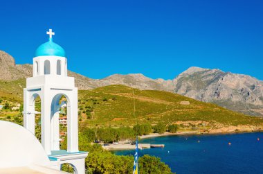 Tipik Yunan kilisesi ile mavi kubbe ve deniz Yunanistan