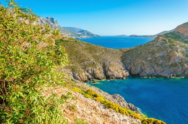 Baía do mar com água limpa na ilha grega, Grécia — Fotografia de Stock