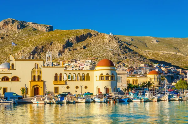 Schlaglochhafen und Rathaus auf der Insel Kalymnos Griechenland — Stockfoto