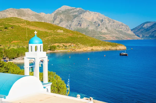 Cúpula azul da igreja grega e do mar — Fotografia de Stock