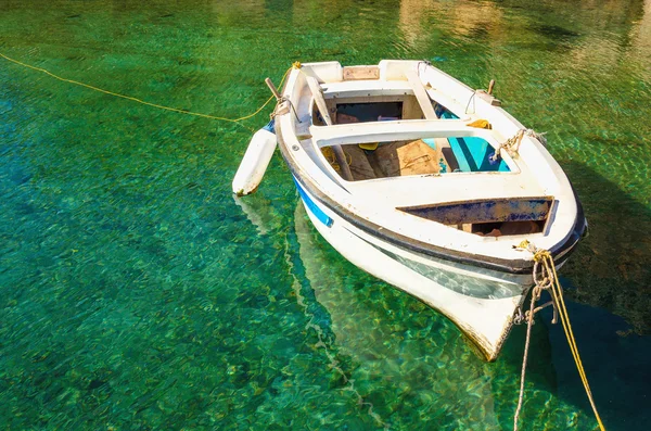 Empty white boat floating in clear water — Stock Photo, Image