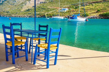 Ahşap mavi sandalye Yunan restoranında, Yunanistan