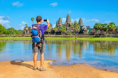 Genç adam Angkor Wat Tapınağı fotoğraf çekme