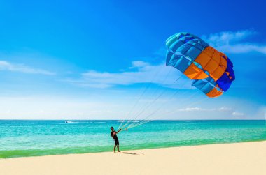 Tay adam parasail alarak beach, Tayland
