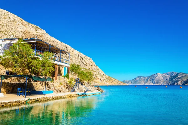 Casa griega con terraza sobre bahía de mar, Grecia —  Fotos de Stock