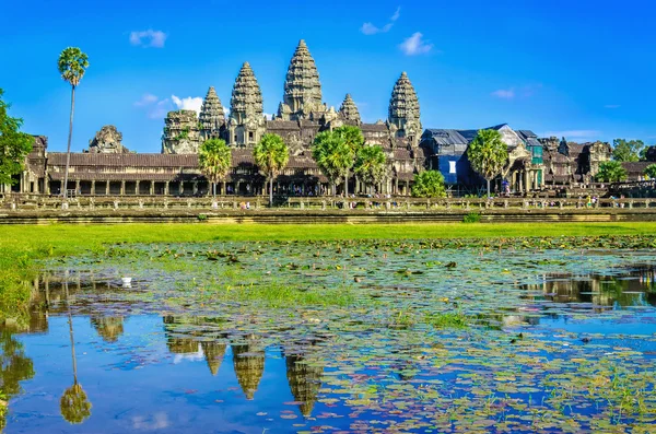 Angkor Wat modelo de reflexão no lago, Camboja — Fotografia de Stock