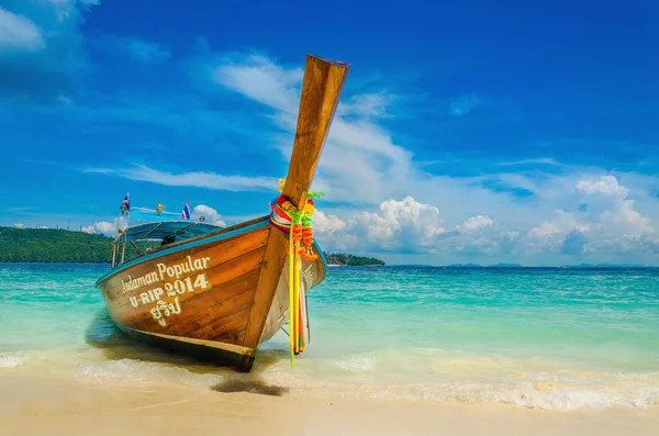 Ongtailed boat against azure water of Andaman Sea — Stock Photo, Image