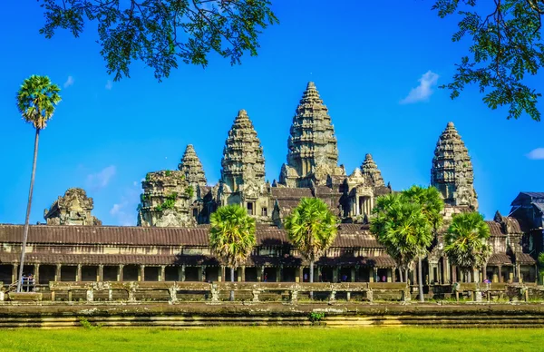Angkor Wat templet med palmer och sjön, Kambodja — Stockfoto