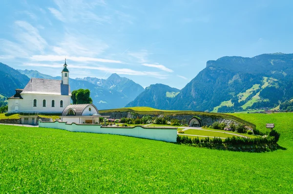 Paysage alpin avec église typique Alpes autrichiennes — Photo