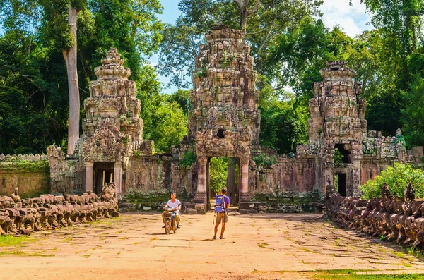 Moto-Rikscha und Tourist im Tor von Angkor wat — Stockfoto