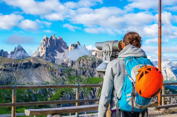 Kvinnan tittar genom kikare, Dolomiterna, Italien — Stockfoto