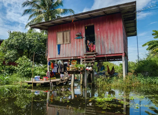 House on stilts in floating market Damnoen Saduak — Stock Image House on stilts in floating market Damnoen Saduak Stock Picture