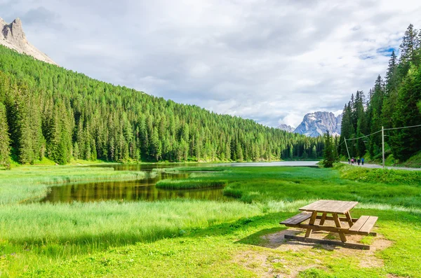 Banc et table en bois dans l'aire de pique-nique, Italie — Photo