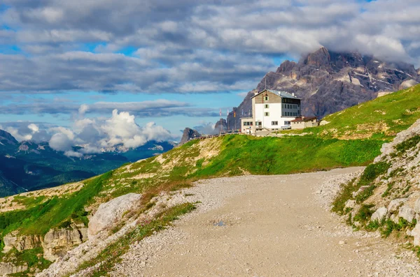 Trail навколо колишнього Tre у регіоні Доломітові Альпи, Італія — стокове фото