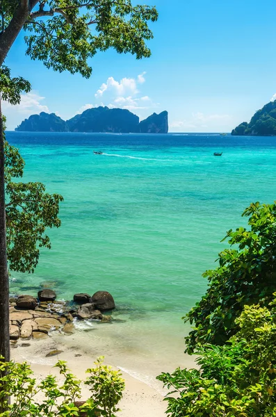 Exotischer Strand mit azurblauem Wasser und goldenem Sand — Stockfoto