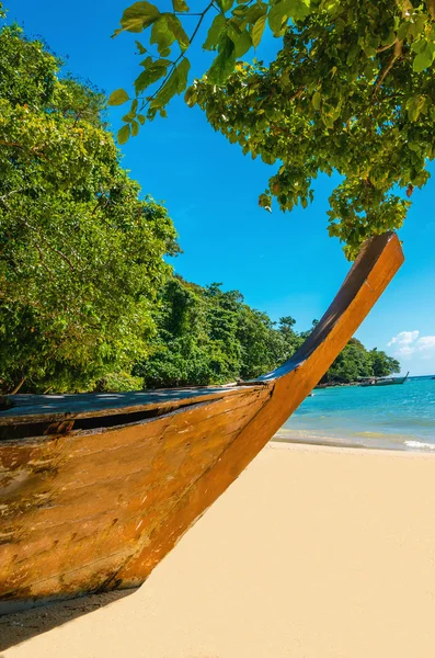 Barca di legno sulla riva sabbiosa della spiaggia esotica — Foto Stock