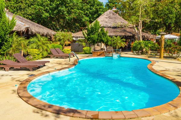 Schöner Pool in der Nähe des exotischen Strandes — Stockfoto