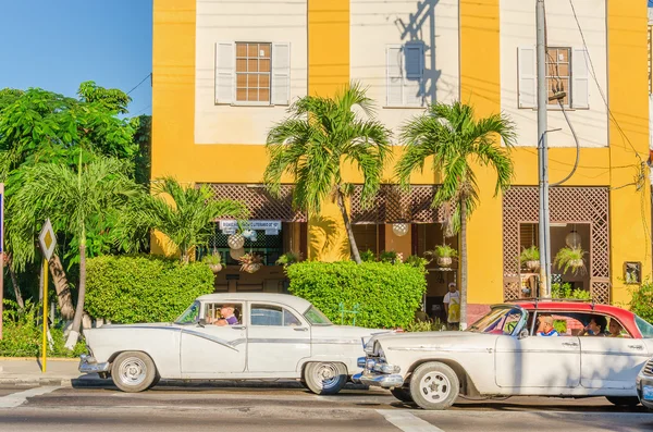 Klassische amerikanische autos auf der straße in havana, kuba — Stockfoto