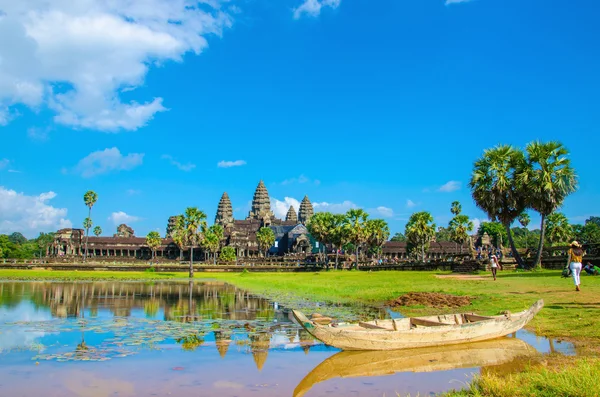 Angkor Wat med gamla båt, Kambodja — Stockfoto