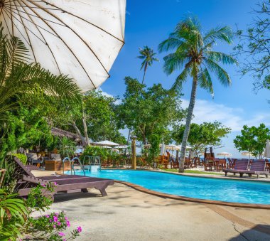 Masmavi havuz, beyaz güneş şemsiyesi