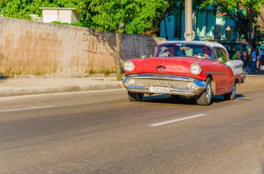Havana, Küba'da klasik Amerikan kırmızı araba 