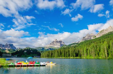 Renkli kanolar Gölü Misurina, Dolomites, İtalya