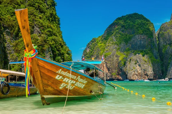 Kolorowy długi ogon łodzi na niebiańskiej plaży Maya Bay — Zdjęcie stockowe