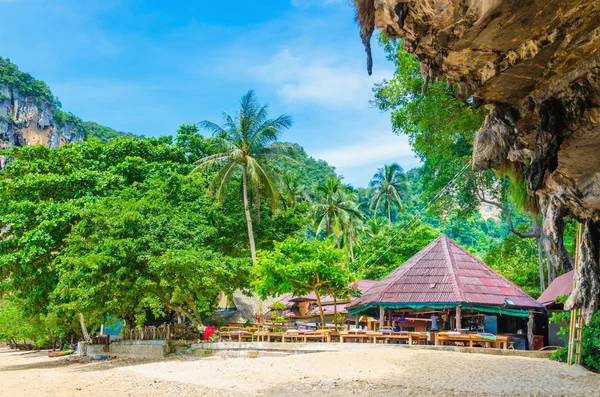 Railay Beach avec mogotes — Photo