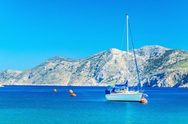 Denizde Yunan Adası bay White Yat demirleyen