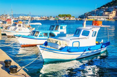 Mavi-beyaz tekne Yunan Port, Yunanistan