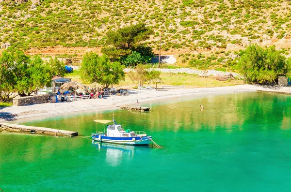 Πανοραμική θέα στη θάλασσα στον κόλπο σε ελληνικό νησί με αλιευτικό σκάφος — Φωτογραφία Αρχείου