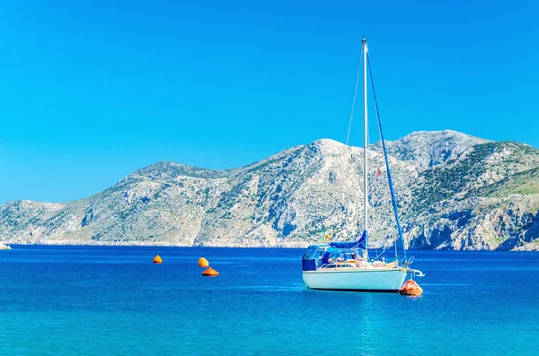 Denizde Yunan Adası bay White Yat demirleyen — Stok fotoğraf