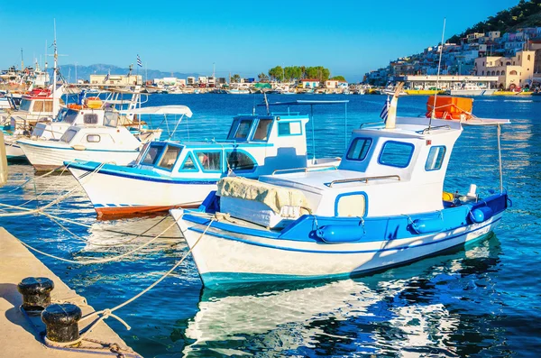 Blå-vit båtar i grekiska hamnen, Grekland — Stockfoto