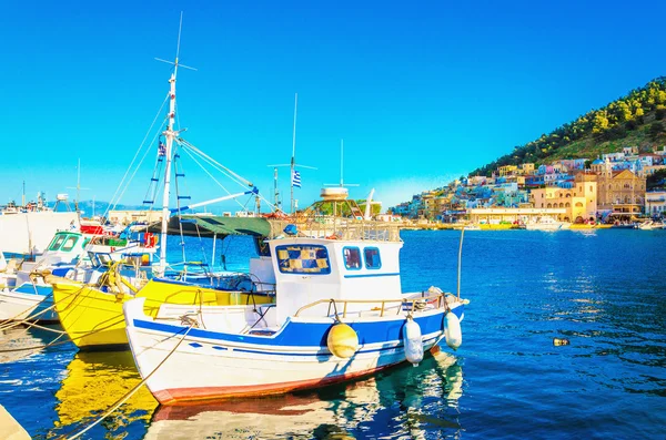 Μικρές βάρκες σε Ελληνικό λιμάνι στο νησί, Ελλάδα — Φωτογραφία Αρχείου