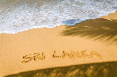 Sri Lanka tropik sahilde bir sandy yazılmış