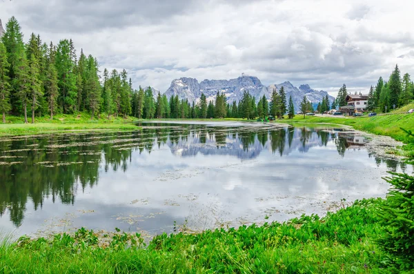 Antorno sjö i provinsen Belluno, Italien — Stockfoto