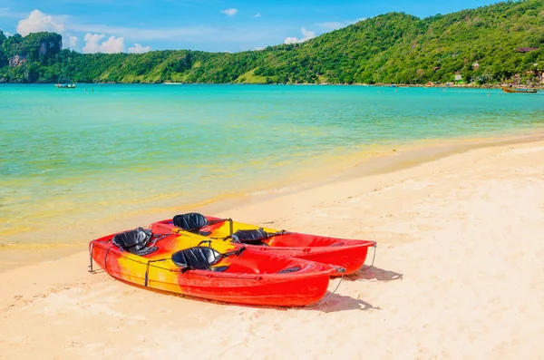 Canoa roja en una hermosa playa de arena —  Fotos de Stock