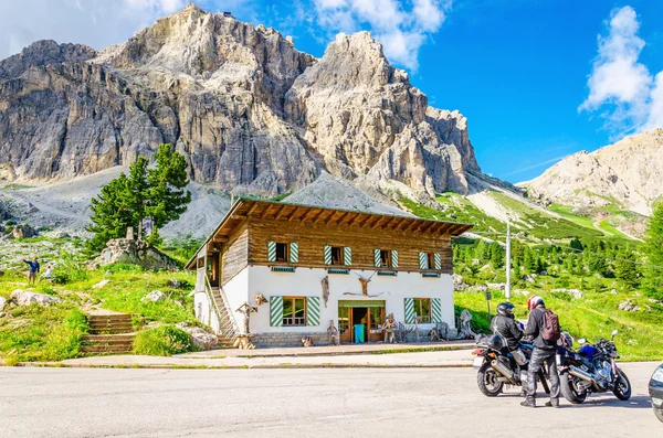 Ciclistas que recorren los Alpes europeos, Italia —  Fotos de Stock