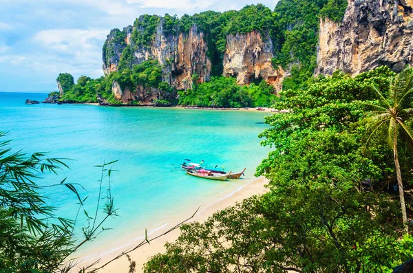 Railay Beach e mogotes barche a coda lunga, Thailandia — Foto Stock