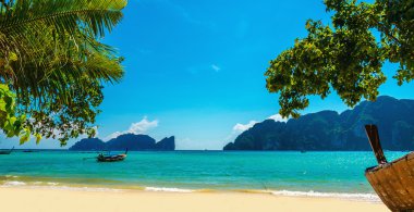 Phuket, Tayland beach eski bir tekne ve egzotik