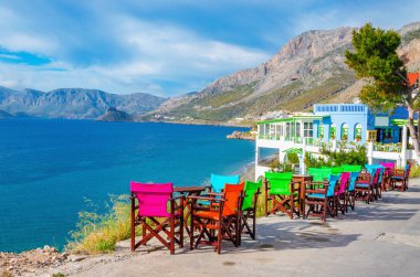 Renkli ahşap masa ve sandalyeler Yunan Adası
