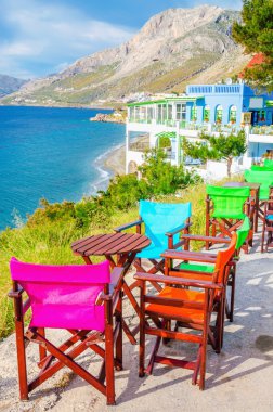 Denizde, Yunanistan manzaralı renkli ahşap sandalye